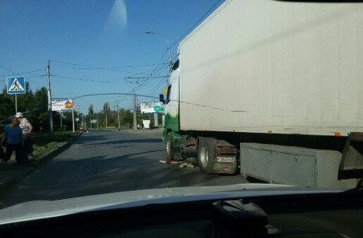 В Волгограде женщина погибла под колёсами грузовика