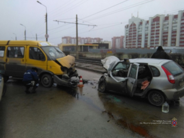 В ДТП с маршруткой в Волжском погибла 69-летняя пенсионерка