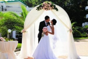 В Волгограде установили свадебную арку для выездных регистраций брака