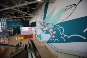 Забор волгоградского аэропорта протаранила бронемашина