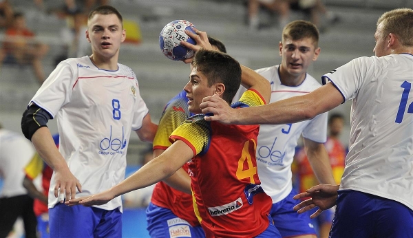 Российские гандболисты потерпели разгромное поражение от испанцев