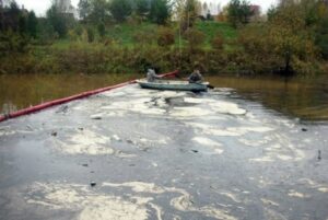 Под Волгоградом в акватории Волги ликвидируют нефтяное пятно