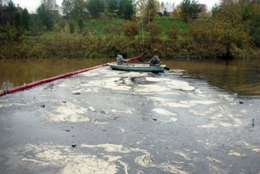 Под Волгоградом в акватории Волги ликвидируют нефтяное пятно