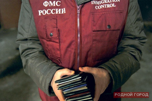 Мать троих детей в Волгограде прописала у себя 42 иностранца