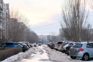 В Волгограде приставы арестовали 8 авто на парковке у ТРЦ