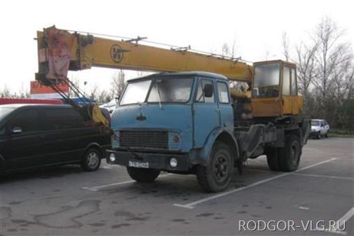 На остановке «Нефтяник» Волгограда горел автокран