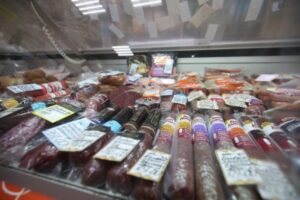 В Волгоградской области упали цены на колбасу, молоко и яйца