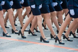 Жительницам Волгограда рассказали, почему каблуки вредны для здоровья