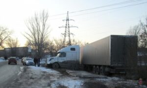 Под Волгоградом грузовик раздавил женщину
