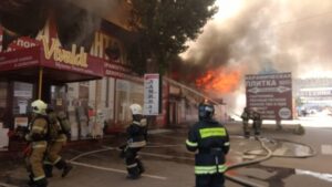 В Волгограде на строительном рынке загорелось складское помещение