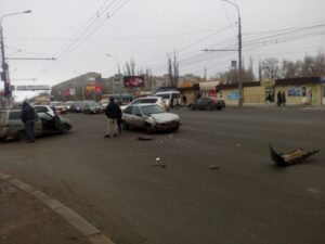 В Тракторозаводском районе не разъехались «Дэу Нексия» и ВАЗ-2111