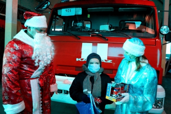 Полицейский Дед Мороз исполнил мечту 8-летнего мальчика из Волгограда