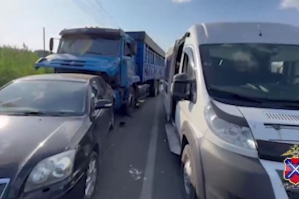 В волгоградской больнице в тяжелом состоянии оказались 3 девушки после ДТП