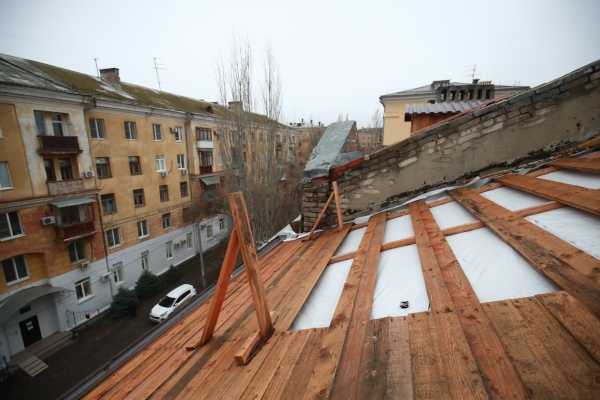 Жители дома на ул. Дегтярева боятся, что им на голову обрушится потолок