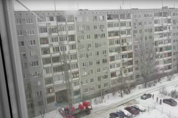 В Волгограде в полдень при пожаре погибла женщина