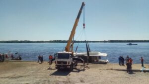 В Волгограде подняли на сушу затонувший катамаран