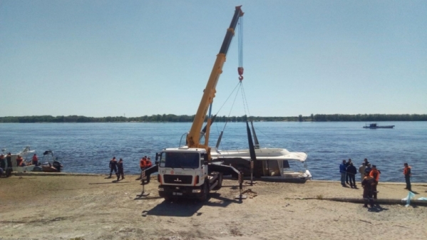В Волгограде подняли на сушу затонувший катамаран