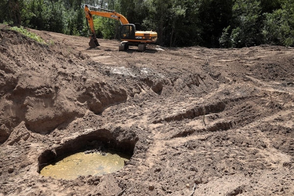 Порыв нефтепровода устраняют в Волгоградской области