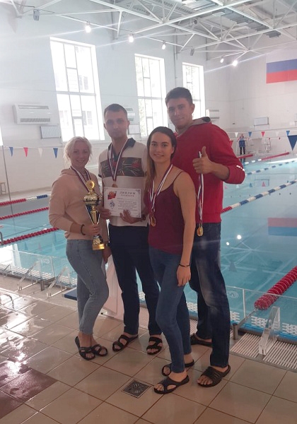 В Волгограде сотрудники силовых структур соревновались в плавании