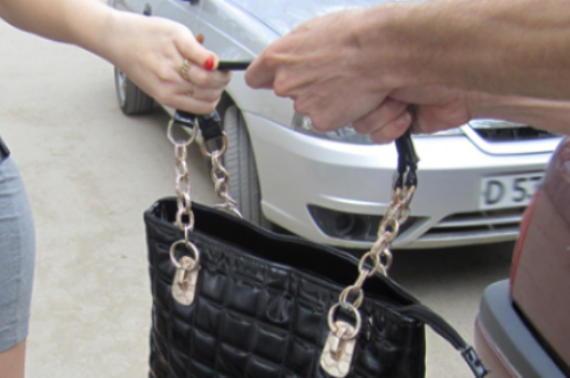 27-летний мужчина днём ограбил пенсионерку на улице Волгограда