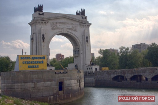 Теплоход врезался в баржу с мазутом в Волгограде