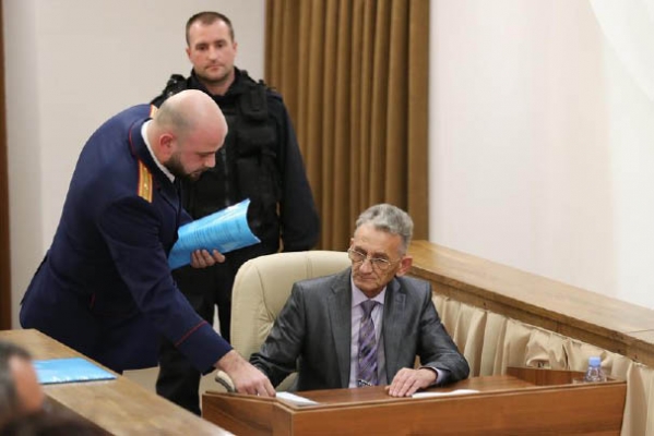 Управляющий заводом тратил деньги сотрудников  по своему усмотрению?