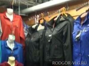 На рынке Волжского продавали контрафактные спортивные костюмы