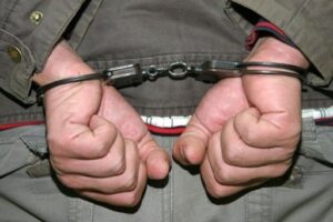 Под Волгоградом 19-летний рецидивист ограбил магазин детской одежды