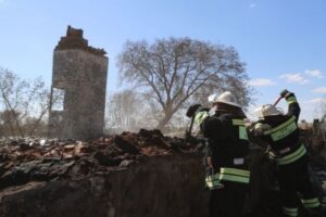 Под Волгоградом сгорел и обрушился частный дом