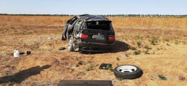 В Волгоградской области BMW Х5 вылетел в кювет: погибла пассажирка