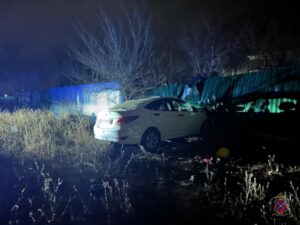 На юге Волгограда иномарка влетела в забор