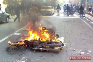 В Волгограде автомобиль и мотоцикл сгорели из-за замыкания