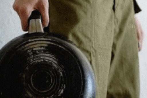 Волгоградец утюгом и сковородой забил до полусмерти 70-летнюю мать