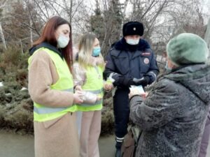 Под Волгоградом посетителям поликлиники вручили светоотражатели