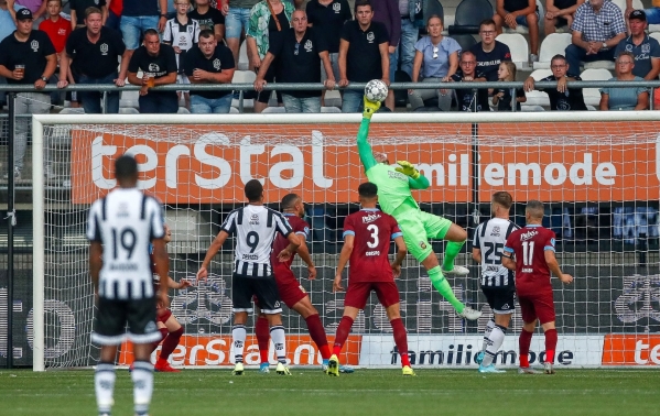 «Витесс» волгоградца Слуцкого сыграл вничью с «Хераклесом»