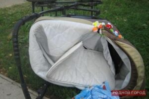 Под Волгоградом 2-месячная девочка выпала из коляски и погибла