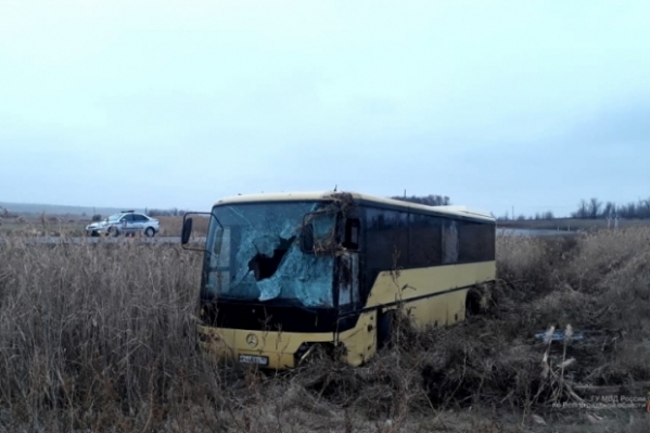 В Волгоградской области перевернулся автобус: пострадали две женщины