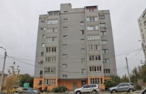 В Волгограде жильцы многоэтажки спят дома в куртках