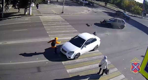 В центре Волгограда иномарка наехала на 14-летнего школьника