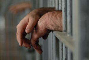 Житель Камышина пытался изнасиловать двух девочек, пока жена уехала по делам
