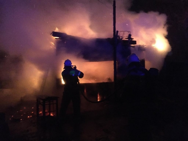 Деревянное здание горело ночью в Волгограде