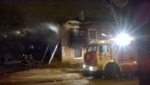 В доме на юге Волгограда сгорели две квартиры: погибли мужчина и женщина