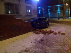 В Суровикино водитель «Киа» протаранил дом и попал в больницу