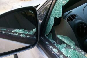 Пьяная жительница Волгограда из-за замечания разбила чужое авто