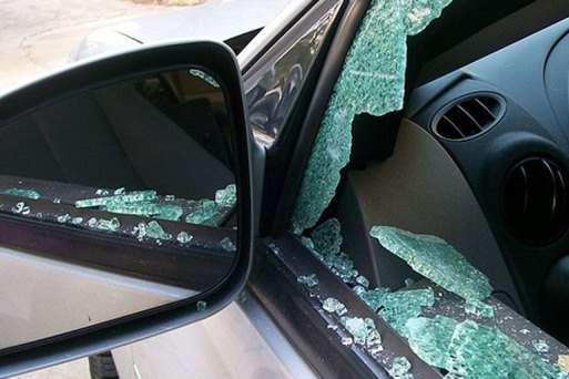 Пьяная жительница Волгограда из-за замечания разбила чужое авто