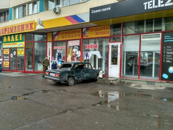 Машина въехала в книжный магазин в ходе ДТП в Центральном районе Волгограда