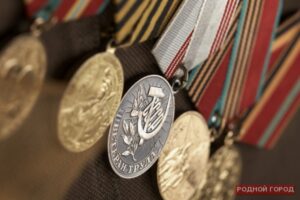 26-летняя соседка украла у 73-летнего пенсионера награды и китель