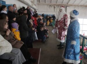 В Волгоградской области дети встретили Новый год с полицейским Дедом Морозом