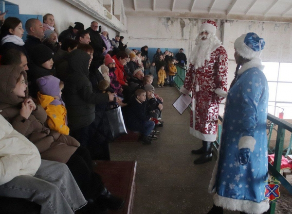 В Волгоградской области дети встретили Новый год с полицейским Дедом Морозом