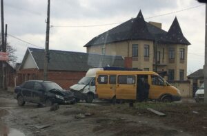 В Дзержинском районе Волгограда столкнулись три автомобиля